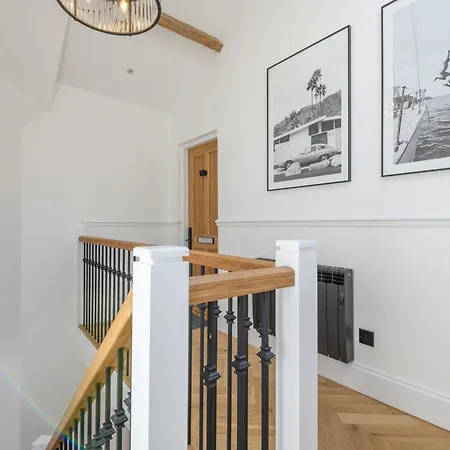 Paradise Boutique Penthouse - Center - Steps To Ivy Apartment
