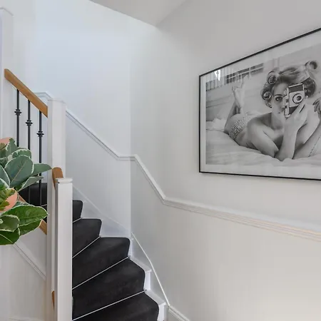 Paradise Boutique Penthouse - Center - Steps To Ivy Apartment *